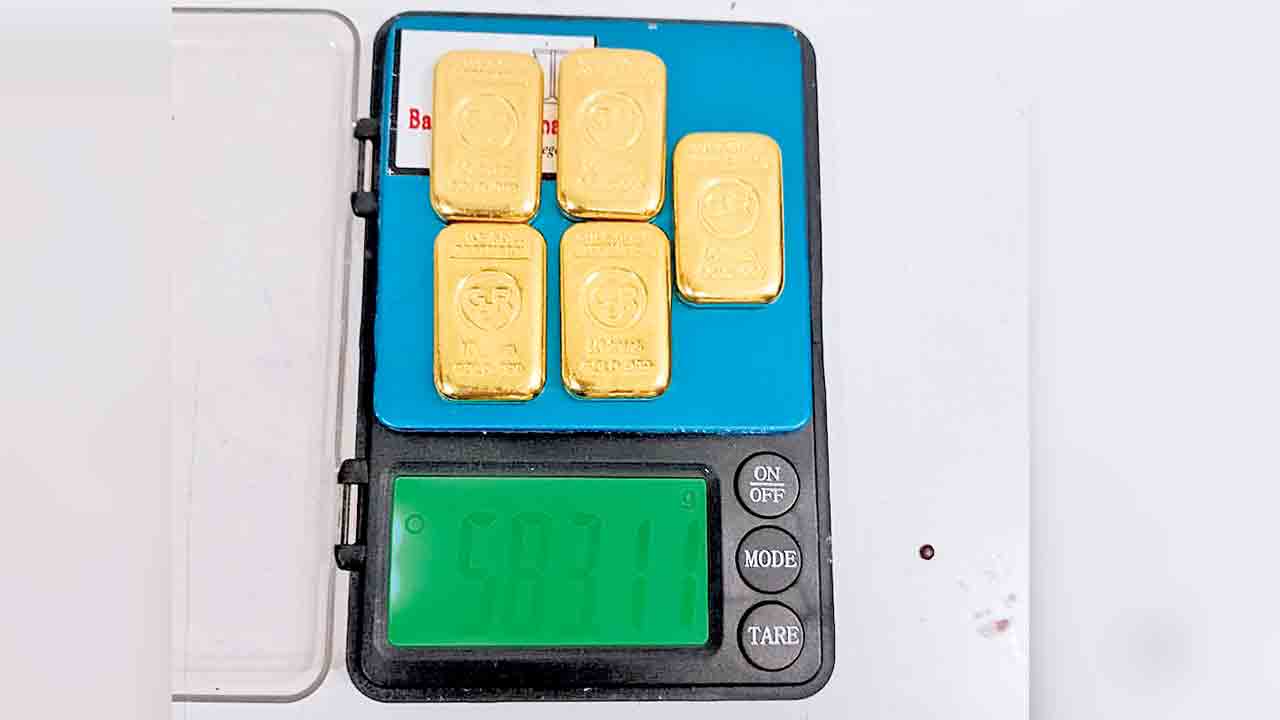 ఎయిర్‌పోర్టులో బంగారం పట్టివేత