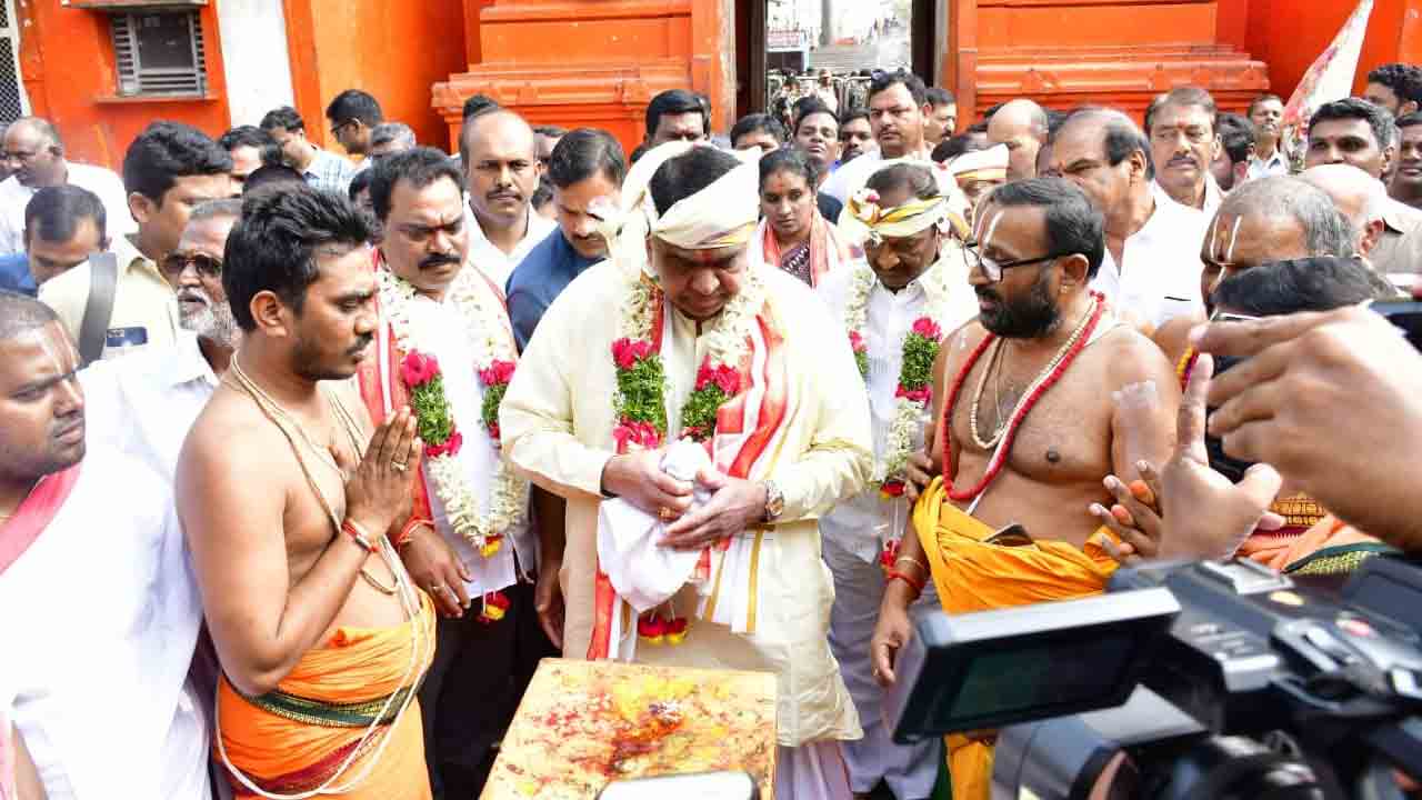 దేవుడి అనుగ్రహంతో దేశంలో మార్పునకు కేసీఆర్‌ శ్రీకారం : స్పీకర్‌ పోచారం