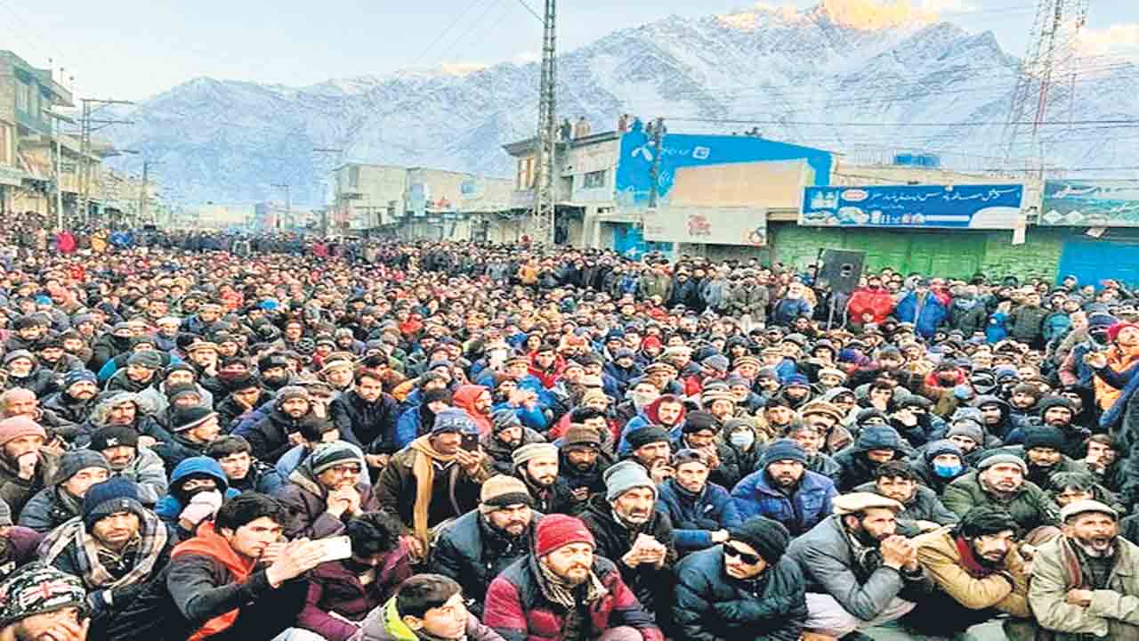 పాక్‌ ఆర్మీపై పీవోకే ప్రజల తిరుగుబాటు