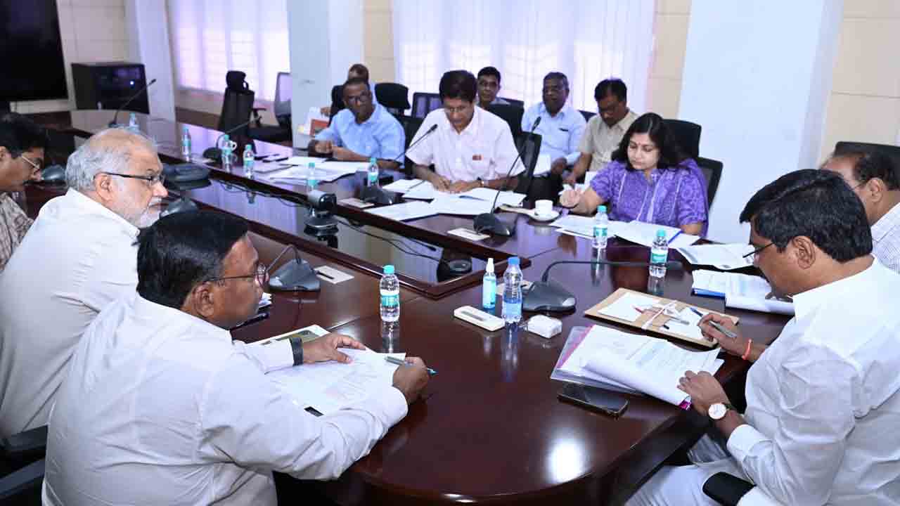 రోడ్లు – భవనాలు, హౌసింగ్ శాఖ బడ్జెట్ ప్రతిపాదనల‌పై మంత్రి వేముల సమీక్ష