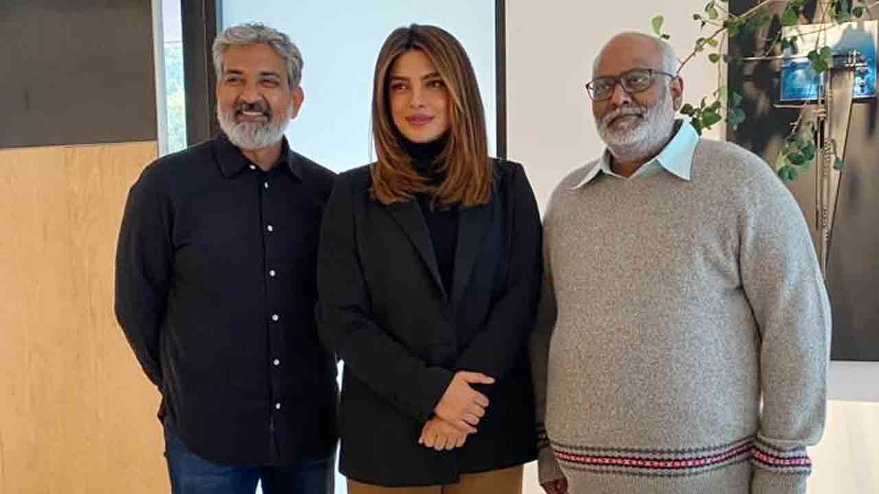 ఆర్‌ఆర్‌ఆర్‌ స్పెషల్‌ స్క్రీనింగ్‌లో తళుక్కున మెరిసిన గ్లోబల్‌ స్టార్‌