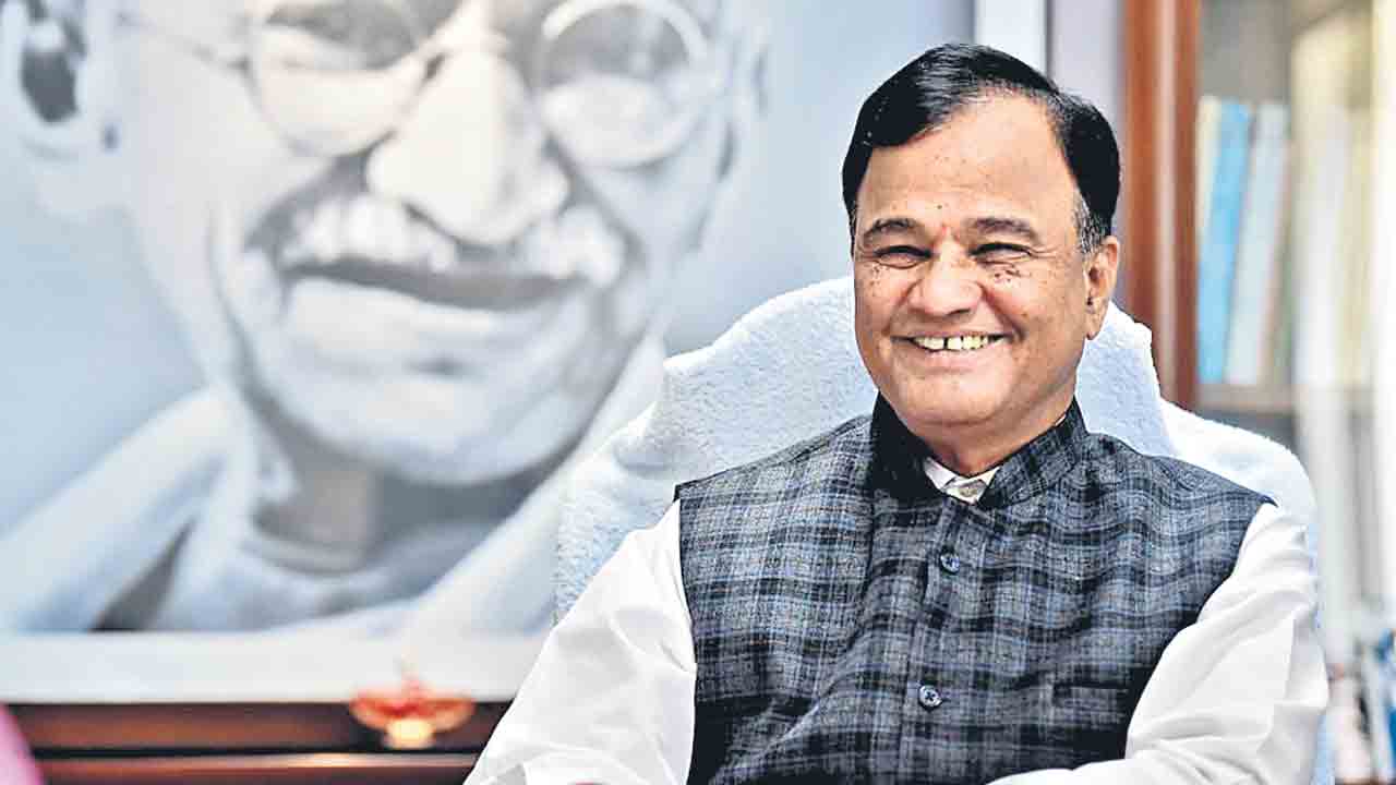 మైదానాల్లోనే ఎగురవేయాలి