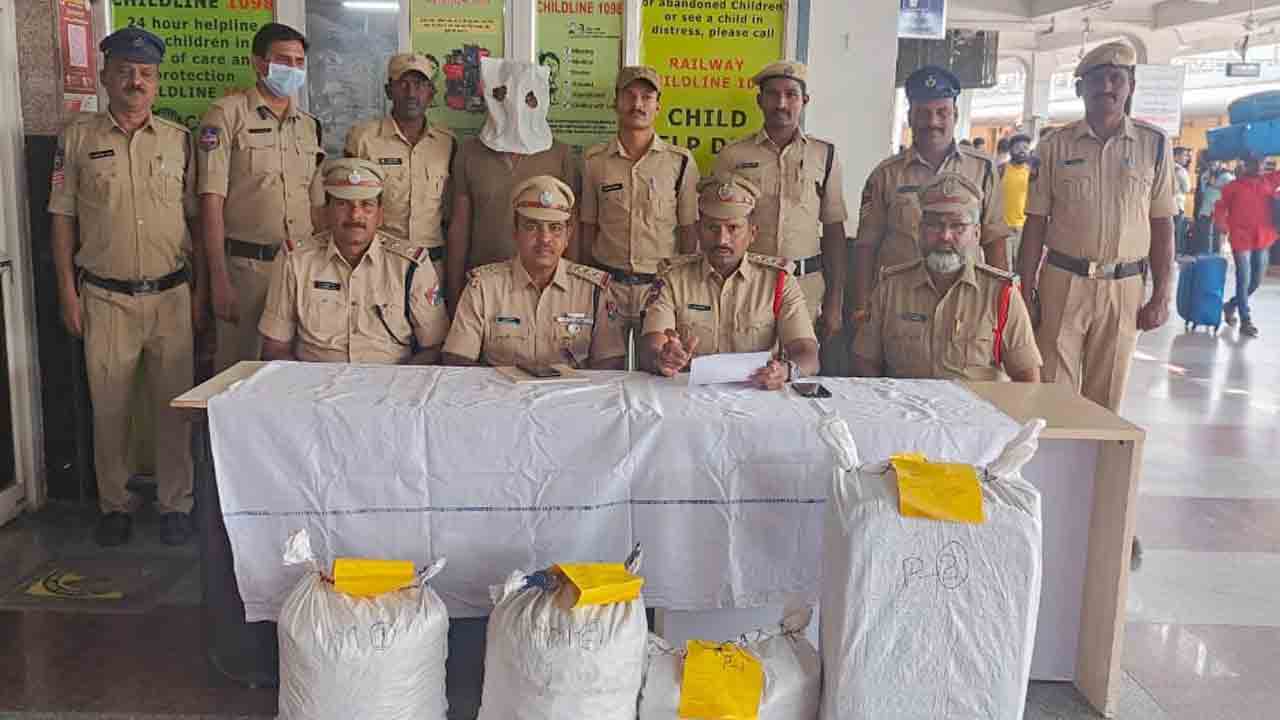 రైల్లో గంజాయిని తరలిస్తున్న వ్యక్తి అరెస్ట్‌ ..20 కిలోల గంజాయి స్వాధీనం