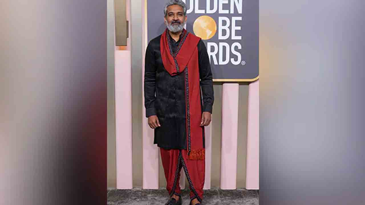 S.S.Rajamouli | ట్రెడిషనల్‌ లుక్‌లో రెడ్‌ కార్పెట్‌పై రాజమౌళి సందడి..!