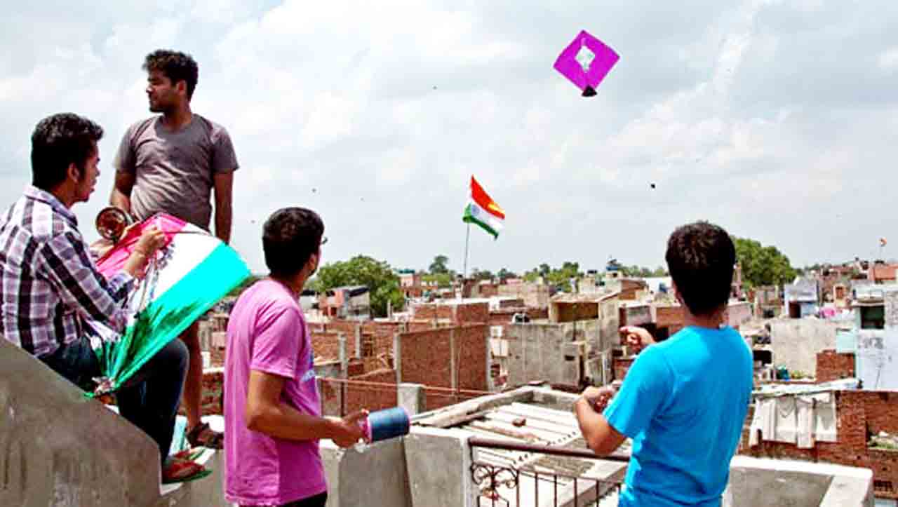 పతంగులు ఎగరేసేటప్పుడు నిర్లక్ష్యం వద్దు