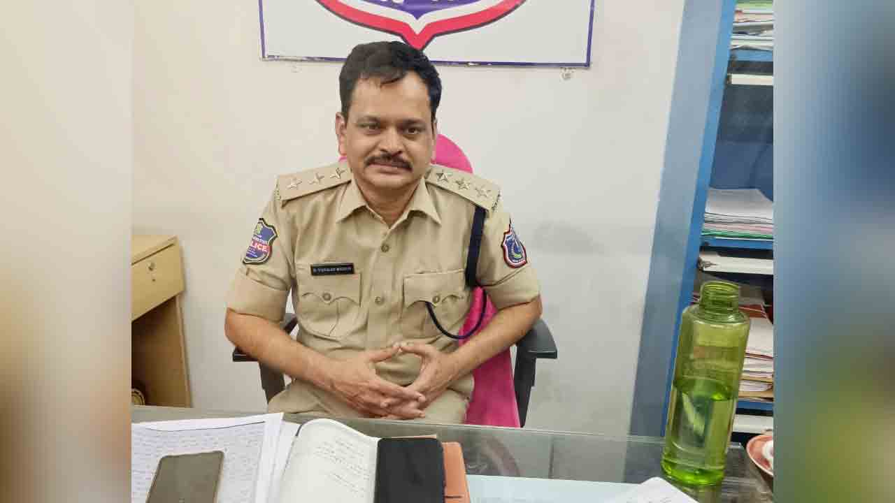 దొంగలనుకొని పోలీసులపై దాడి