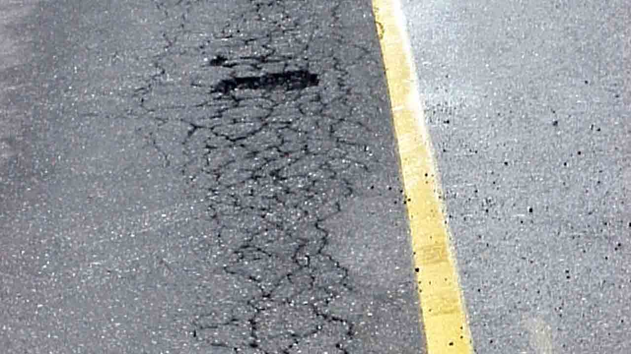 హిమాయ‌త్‌న‌గ‌ర్‌లో కుంగిన రోడ్డు.. భారీగా ట్రాఫిక్ జామ్‌