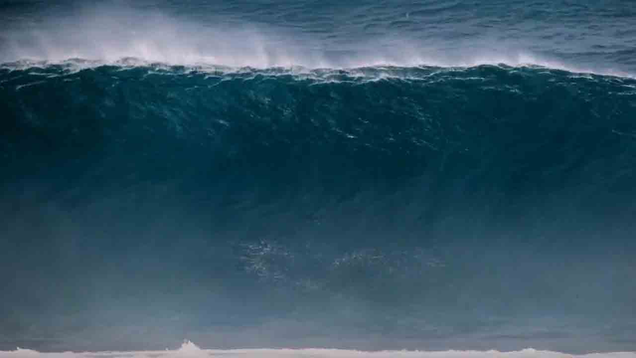 నాలుగంతస్తుల బిల్డింగ్‌ ఎత్తున ఎగసిపడిన అలలు..  ఎక్కడంటే?