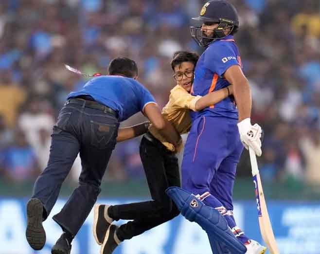 Rohit Sharma | మైదానంలోకి దూసుకొచ్చి రోహిత్‌ను హ‌త్తుకున్న అభిమాని.. వీడియో చూడాల్సిందే