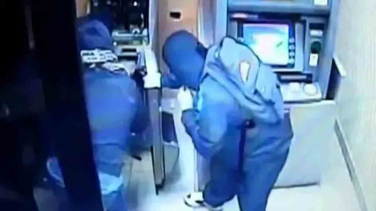 చేజ్‌ చేసి నగదు పట్టేసి.. కోరుట్ల ఎస్‌బీఐ ఏటీఎంలో భారీ చోరీ