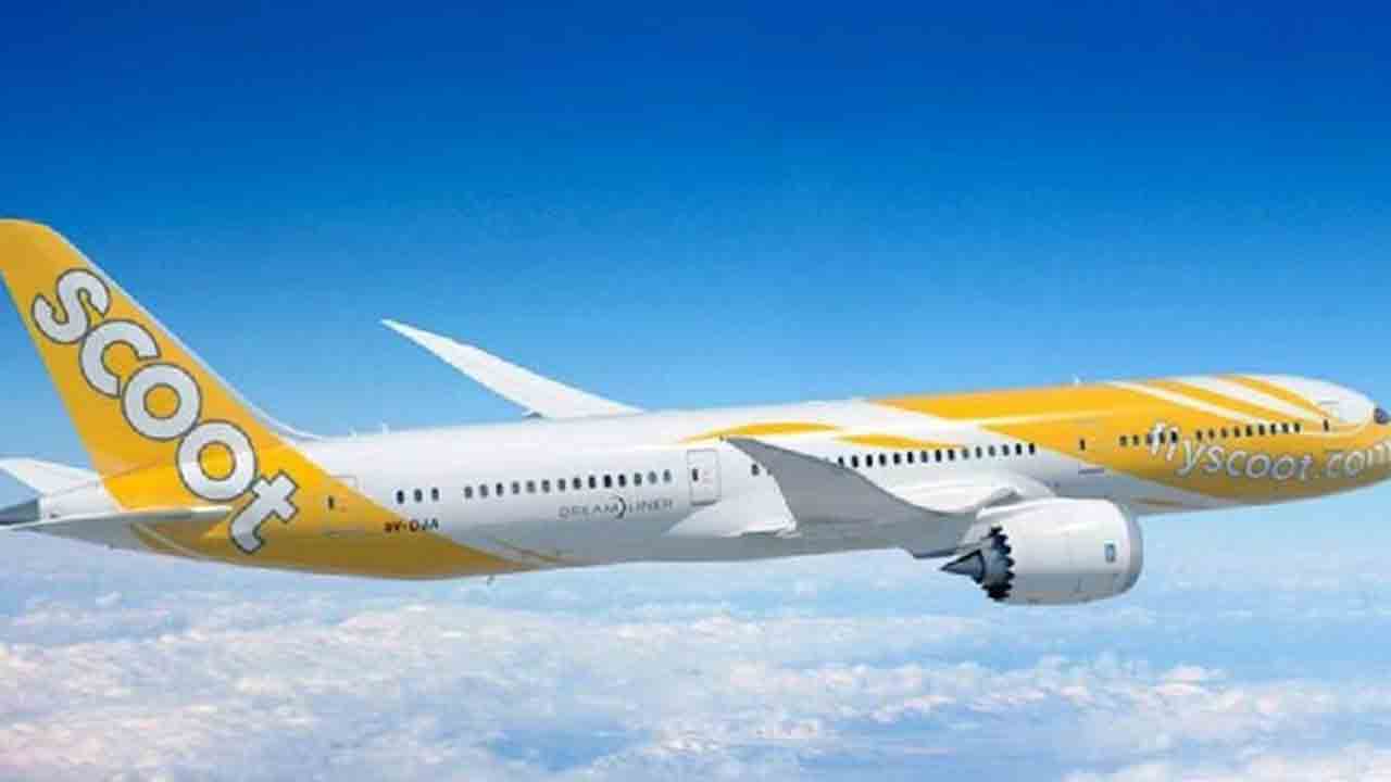 35 మంది ప్రయాణికులను ఎయిర్‌పోర్టులోనే వదిలివెళ్లిన సింగపూర్‌ విమానం