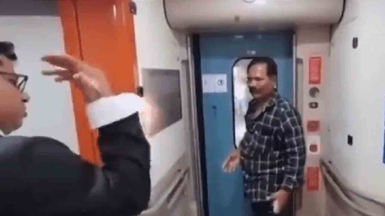 సెల్ఫీకోసం వందేభారత్‌ రైలెక్కితే డోర్‌ లాక్‌!