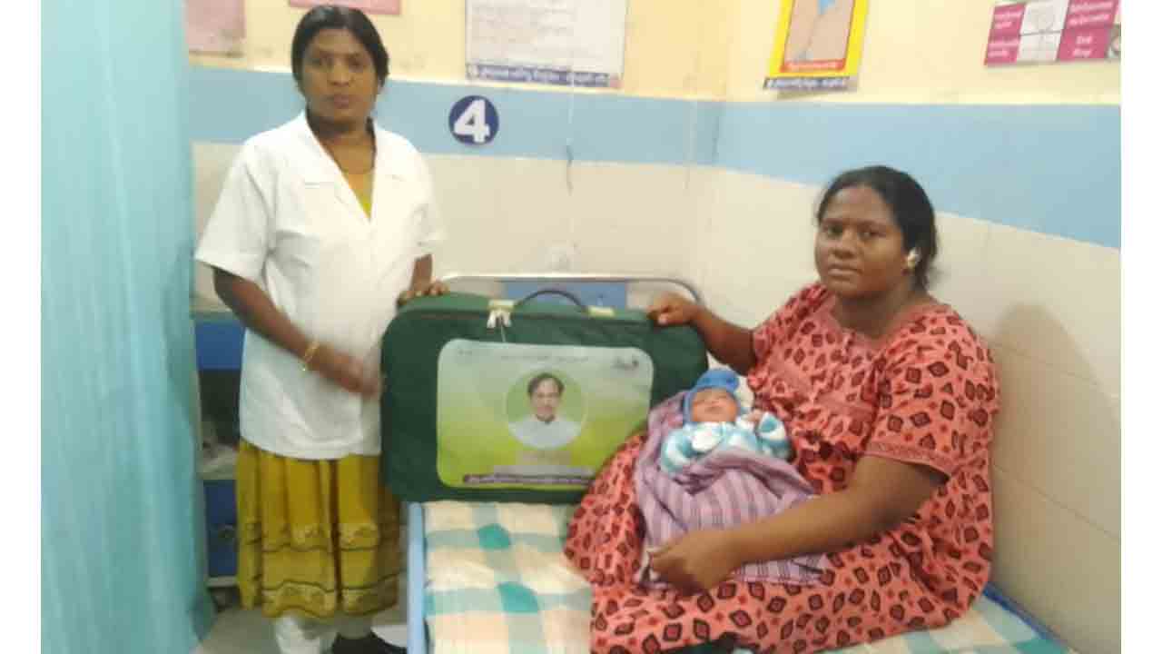 ప్రాథ‌మిక ఆరోగ్య కేంద్రంలో హైకోర్టు న్యాయవాది డెలివరీ