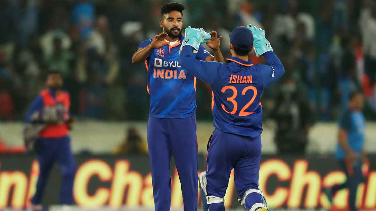 IND vs NZ | ఒకే ఓవ‌ర్‌లో రెండు వికెట్లు తీసిన సిరాజ్‌ కివీస్‌.. స్కోర్ ఎంతంటే..?