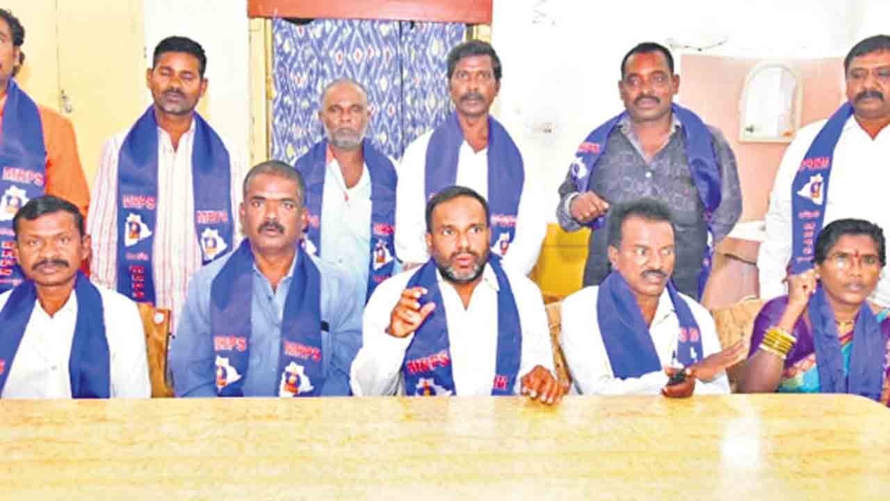 బీజేపీ నేతలను తరిమికొట్టాలి