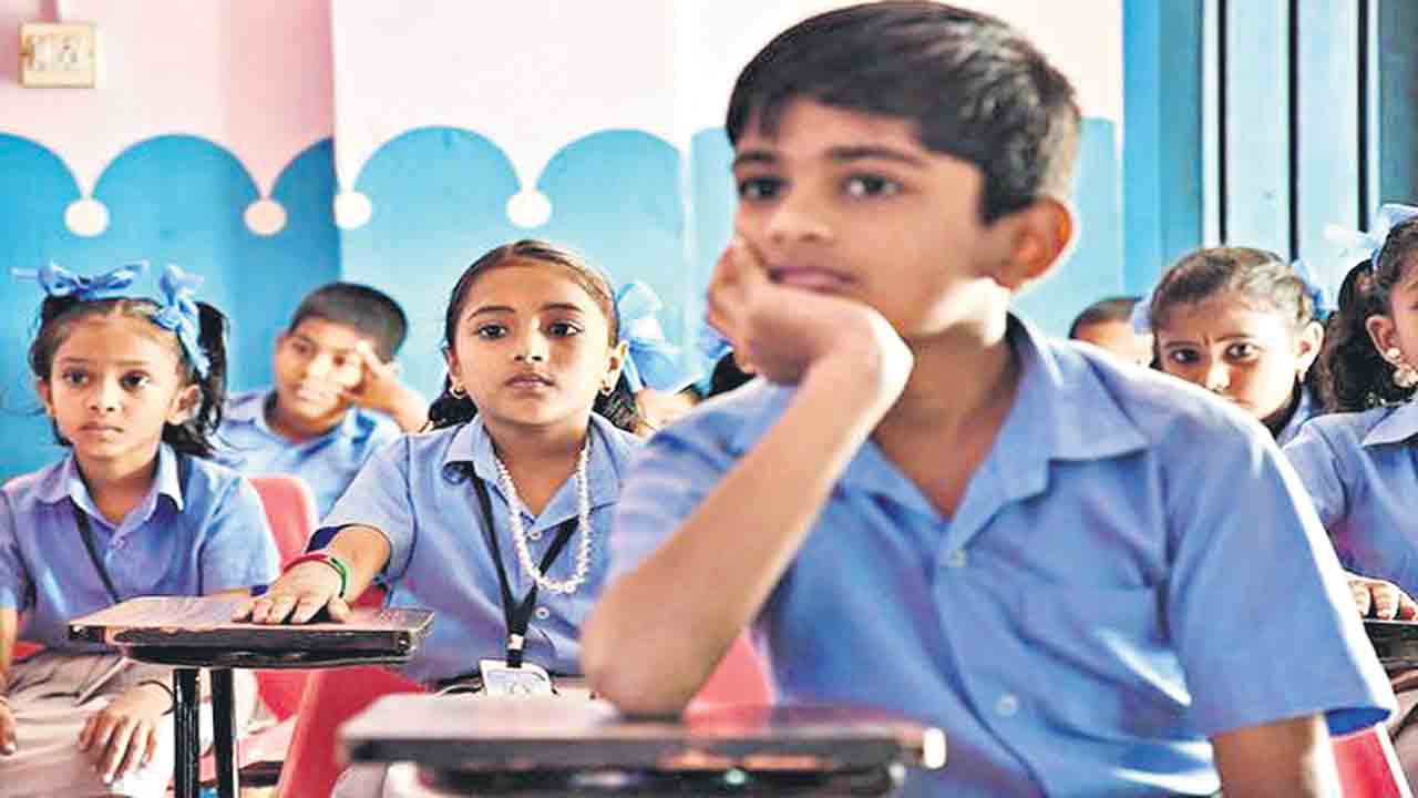 ఉపాధ్యాయులను సర్‌, మేడమ్‌ అని పిలవొద్దు