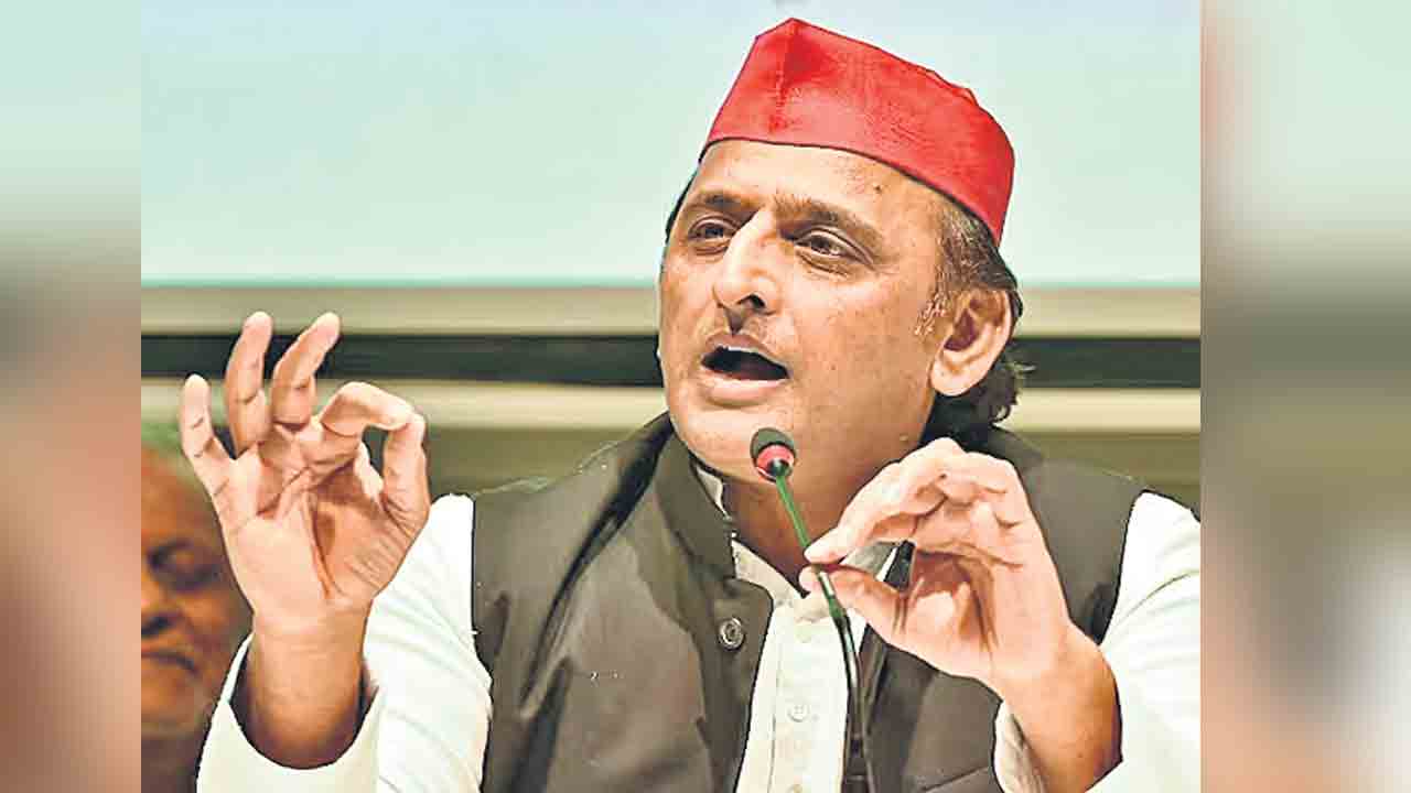 అఖిలేశ్‌ దేవాలయ సందర్శన..అడ్డుకున్న బీజేపీ