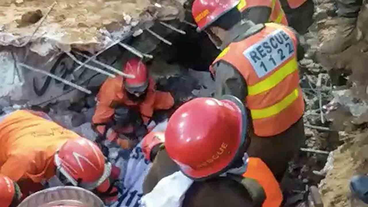 మసీదులో ఆత్మాహుతి దాడి.. ఘటనాస్థలి వద్ద దుండగుడి తలను స్వాధీనం చేసుకున్న పోలీసులు