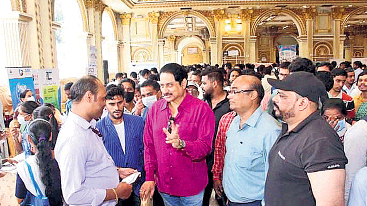 నిరుద్యోగులకు అండగా.. జాబ్‌ మేళాలు