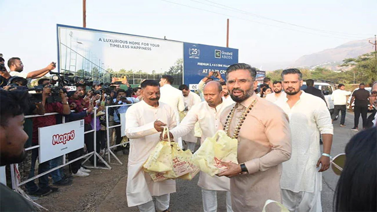 రాహుల్, అతియా పెళ్లి.. మీడియాకు స్వీట్లు పంచిన సునిల్ శెట్టి