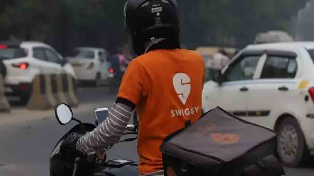 బంజారాహిల్స్‌లో విషాదం.. జ‌ర్మ‌న్ ఫెఫ‌ర్డ్ నుంచి త‌ప్పించుకునేందుకు య‌త్నించిన‌ స్విగ్గీ డెలివ‌రీ బాయ్ మృతి