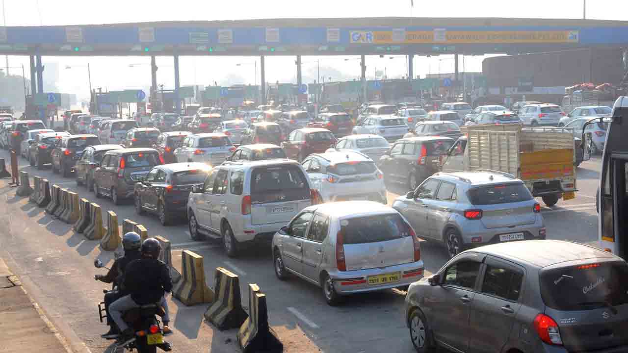 పంతంగి టోల్‌ప్లాజా వద్ద బారులుతీరిన వాహనాలు