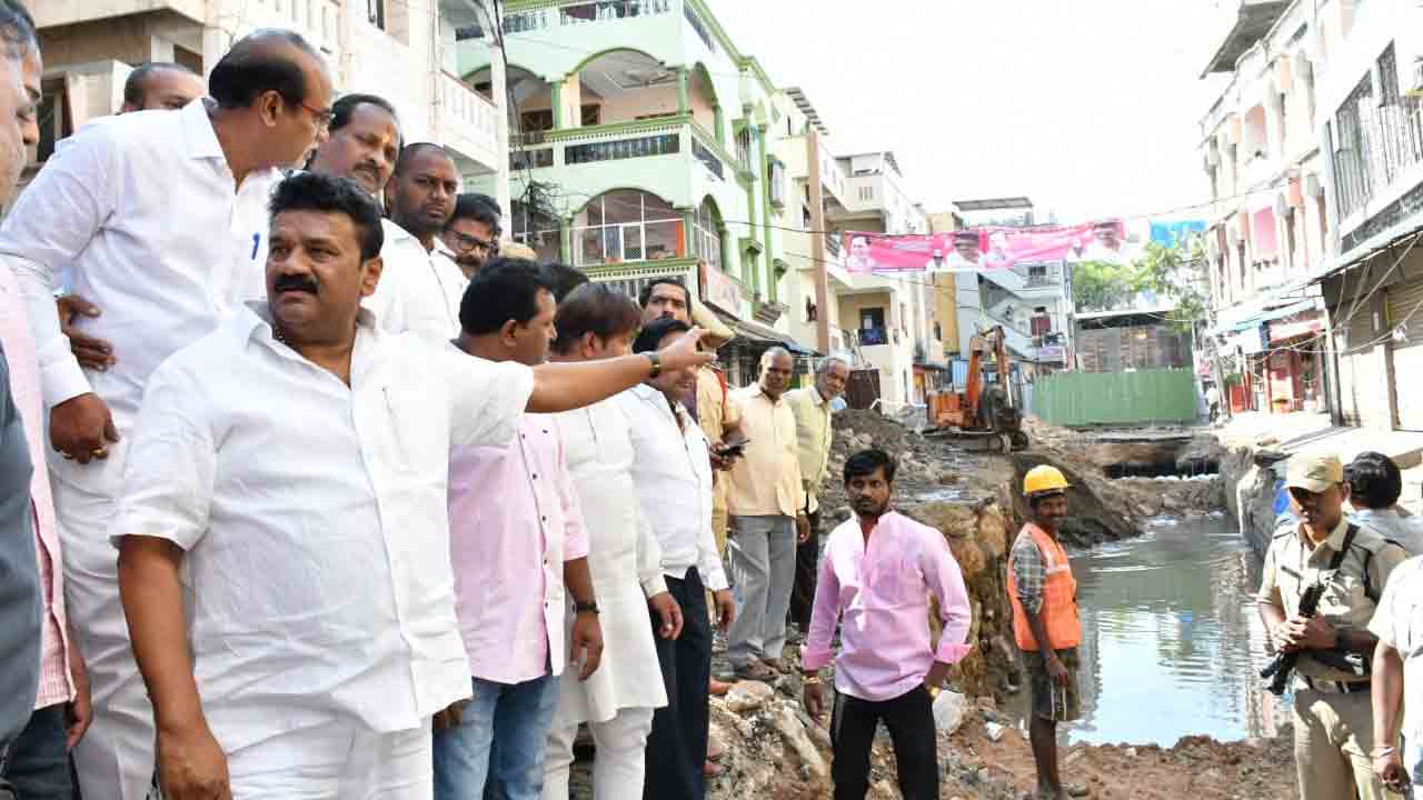 చాక్న‌వాడి నాలా ప‌నుల‌ను ప‌రిశీలించిన మంత్రి త‌ల‌సాని శ్రీనివాస్ యాద‌వ్