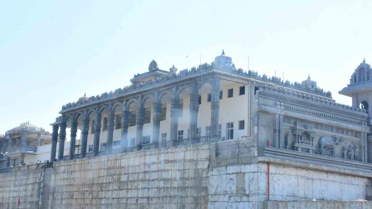 ఆధ్యాత్మిక క్షేత్రంలో అద్భుత భవనం