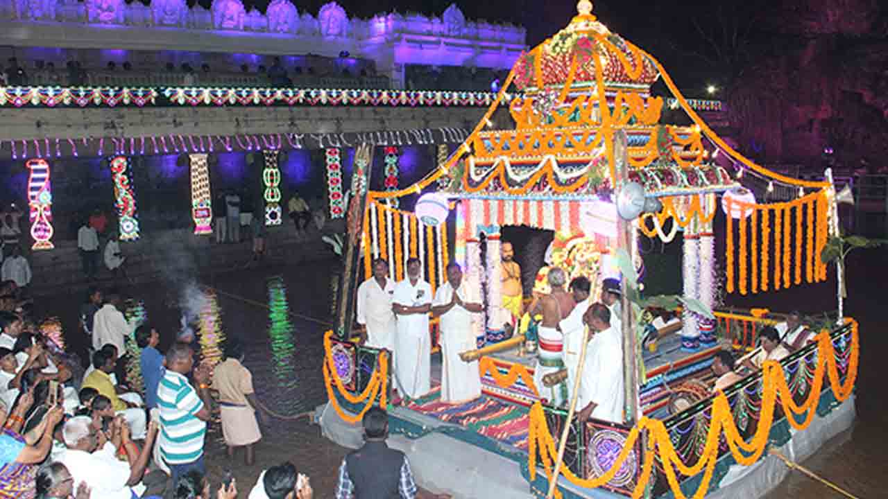 శ్రీ కపిలేశ్వర స్వామి ఆలయంలో తెప్పలపై శ్రీ కామాక్షి అమ్మవారి దర్శనం