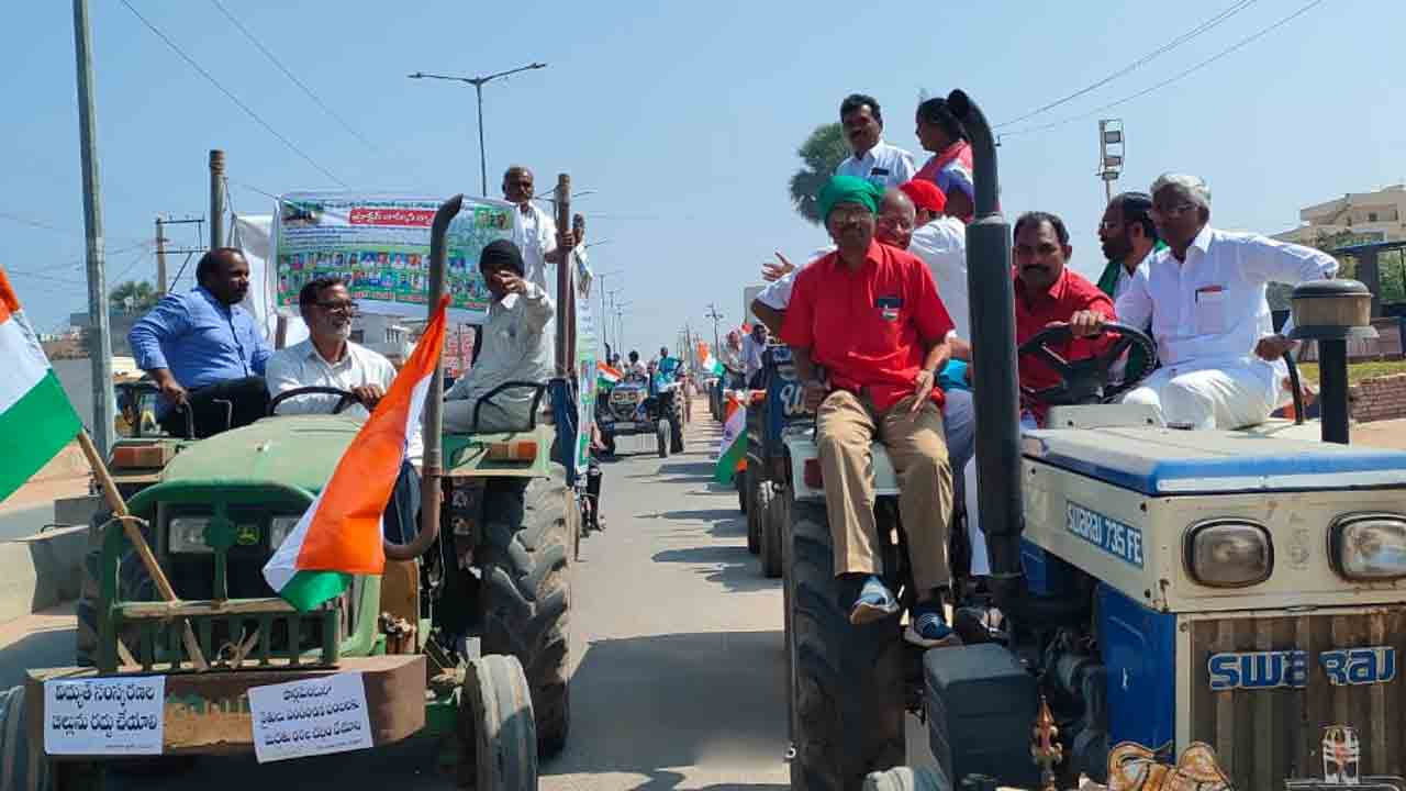 కేంద్ర వైఖరికి నిరసనగా నల్లగొండలో ట్రాక్టర్లతో రైతుల భారీ ర్యాలీ