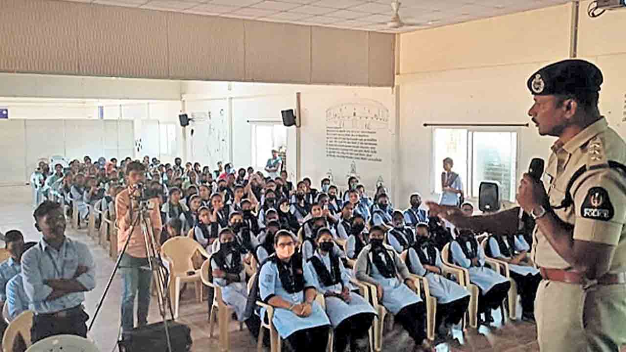 ప్రతి ఒక్కరూ ట్రాఫిక్‌ నిబంధనలు పాటించాలి : ఏసీపీ శంకర్‌రాజు