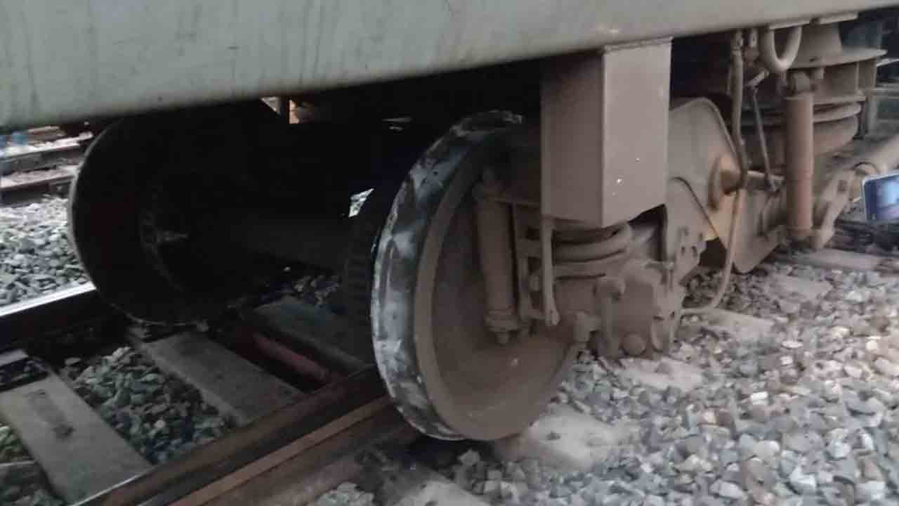 పట్టాలు తప్పిన ప్యాసింజర్‌ రైలు..ప్రయాణికులకు తప్పిన ముప్పు