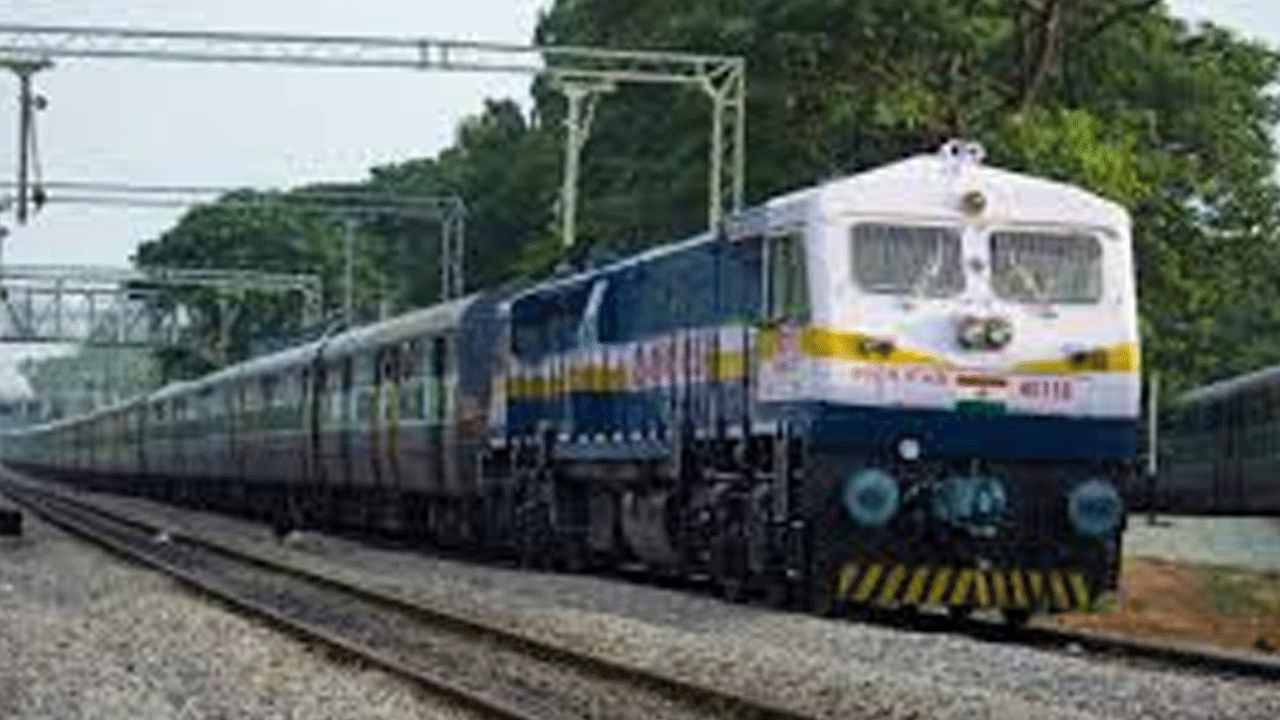 రైలు ఢీకొని గుర్తుతెలియని వ్యక్తి మృతి