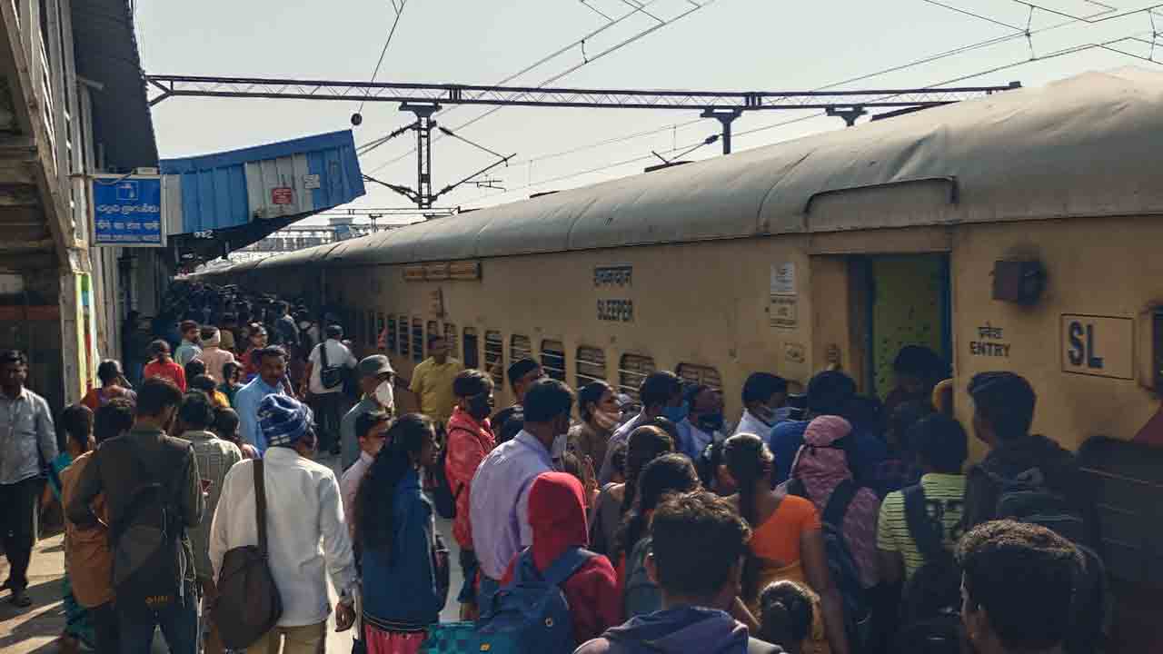 సంక్రాంతి పండుగకు సొంతూళ్లకు..