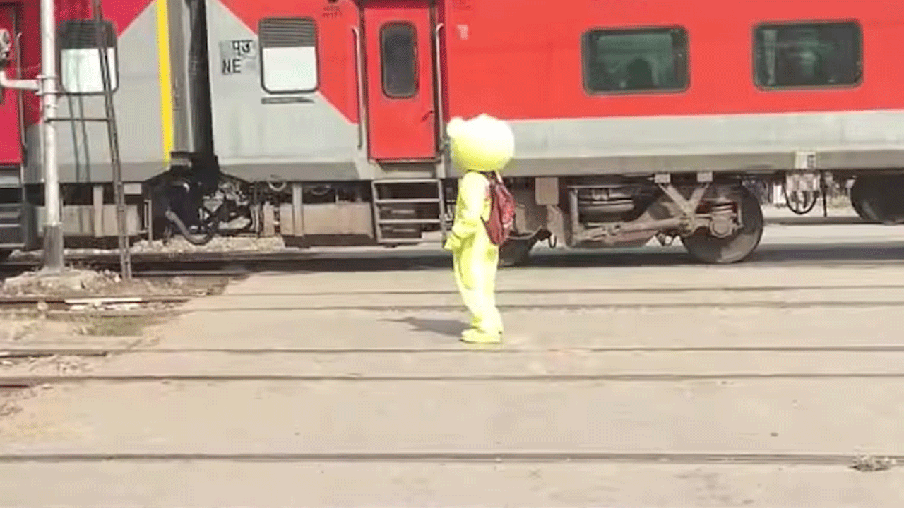 ఇన్‌స్టా రీల్స్ కోసం బ‌రితెగింపు : టెడ్డీ కాస్ట్యూమ్‌తో రైల్వే క్రాసింగ్ వ‌ద్ద డ్యాన్స్..ఆపై..!