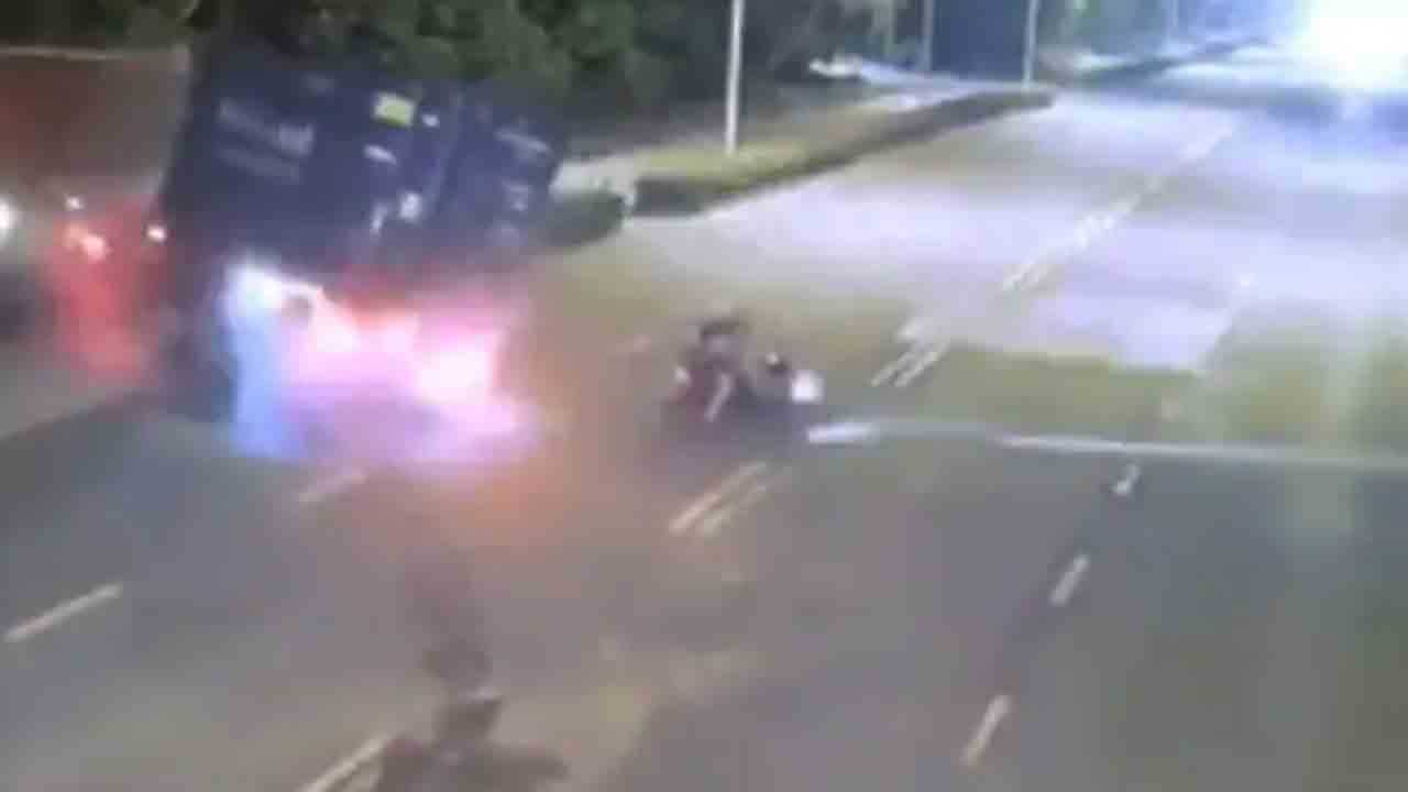 Viral Video | ట్ర‌క్కును ఢీకొట్ట‌బోయిన బైకర్.. ఆ త‌ర్వాత ఏం జ‌రిగిందంటే..?