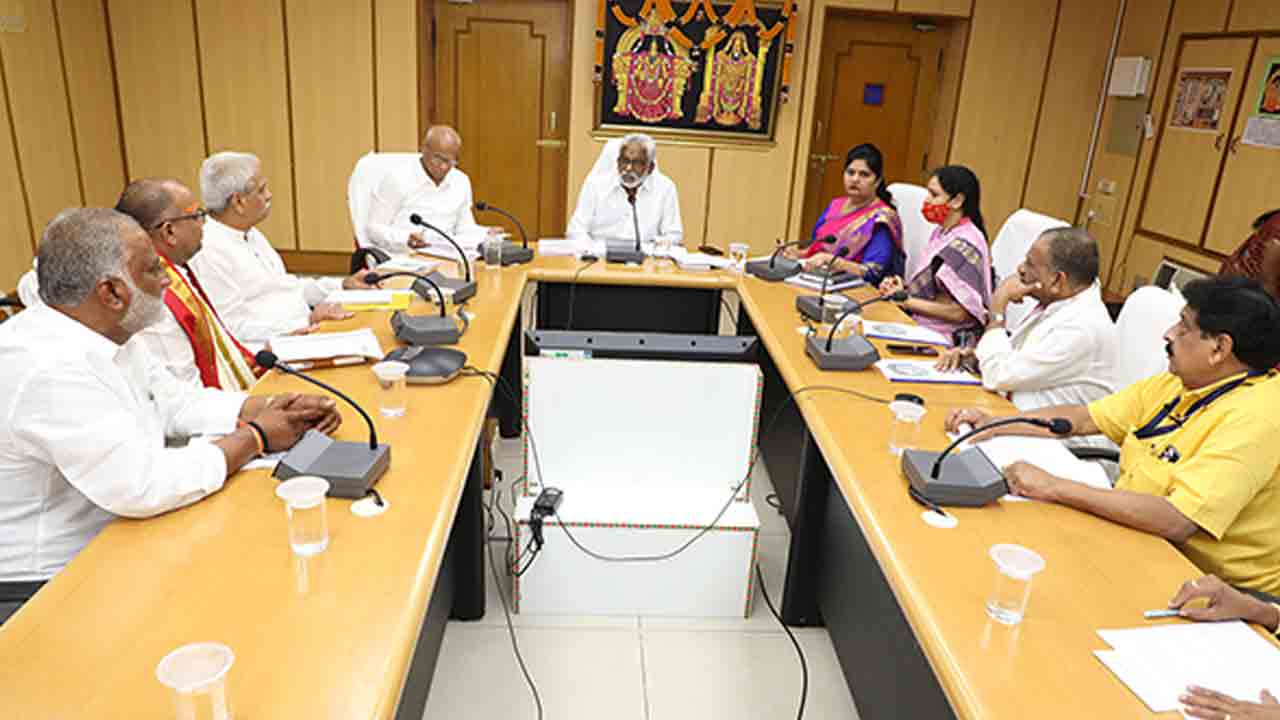 టీటీడీ ధార్మిక సలహాదారుగా చాగంటి కోటేశ్వరరావు  : బోర్డు చైర్మన్‌