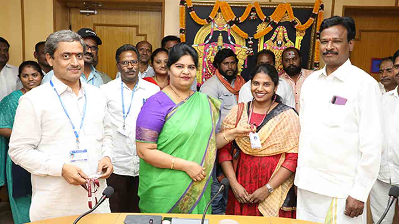 శ్రీవారి దర్శనానికి వచ్చే భక్తుల పట్ల గౌరవ మర్యాదలతో వ్యవహరించాలి : టీటీడీ జేఈవో