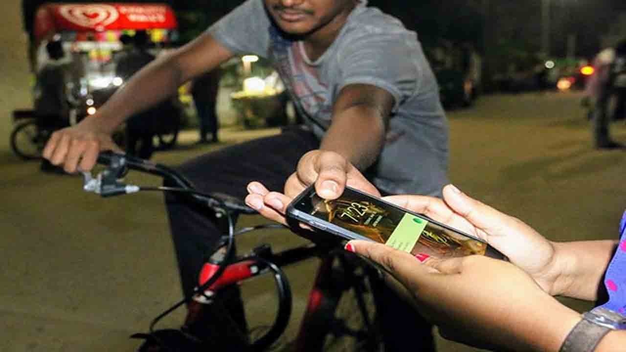 సెల్‌ఫోన్‌ స్నాచర్స్‌ అరెస్ట్‌