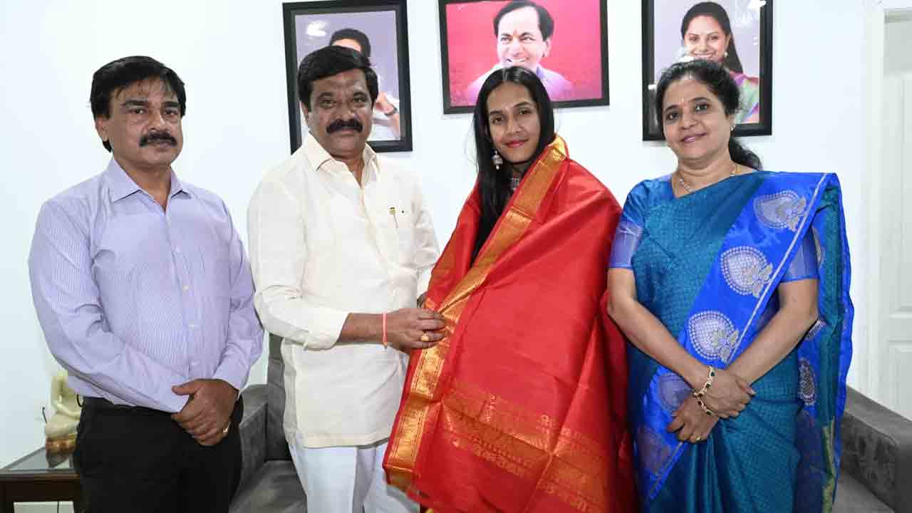 బాల పురస్కార్‌ గ్రహిత గౌరవిరెడ్డిని అభినందించిన మంత్రి వేముల