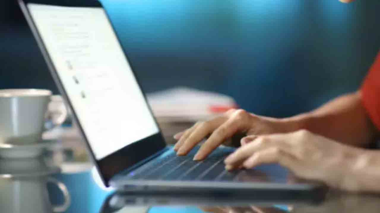 ప్రియురాలితో వీడియో కాల్‌ మాట్లాడుతూ.. ప్రియుడు ఆత్మహత్య