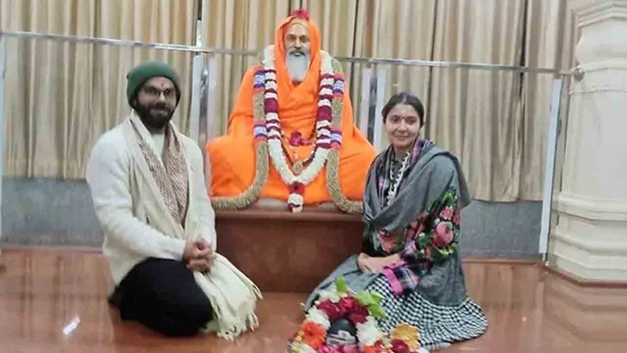 Virat Kohli | ద‌యానంద స‌ర‌స్వ‌తీ స‌మాధిని ద‌ర్శించుకున్న‌ విరాట్ – అనుష్క‌.. ఫొటోలు వైర‌ల్