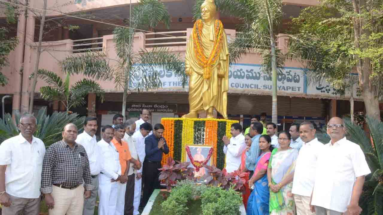వివేకానందుడికి ఘన నివాళి