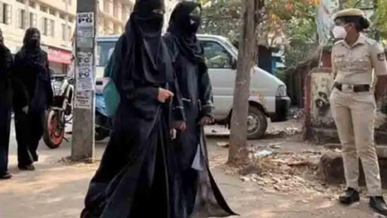బురఖా ధరించిన విద్యార్థినులు.. లోనికి రానివ్వని యూపీ కాలేజీ