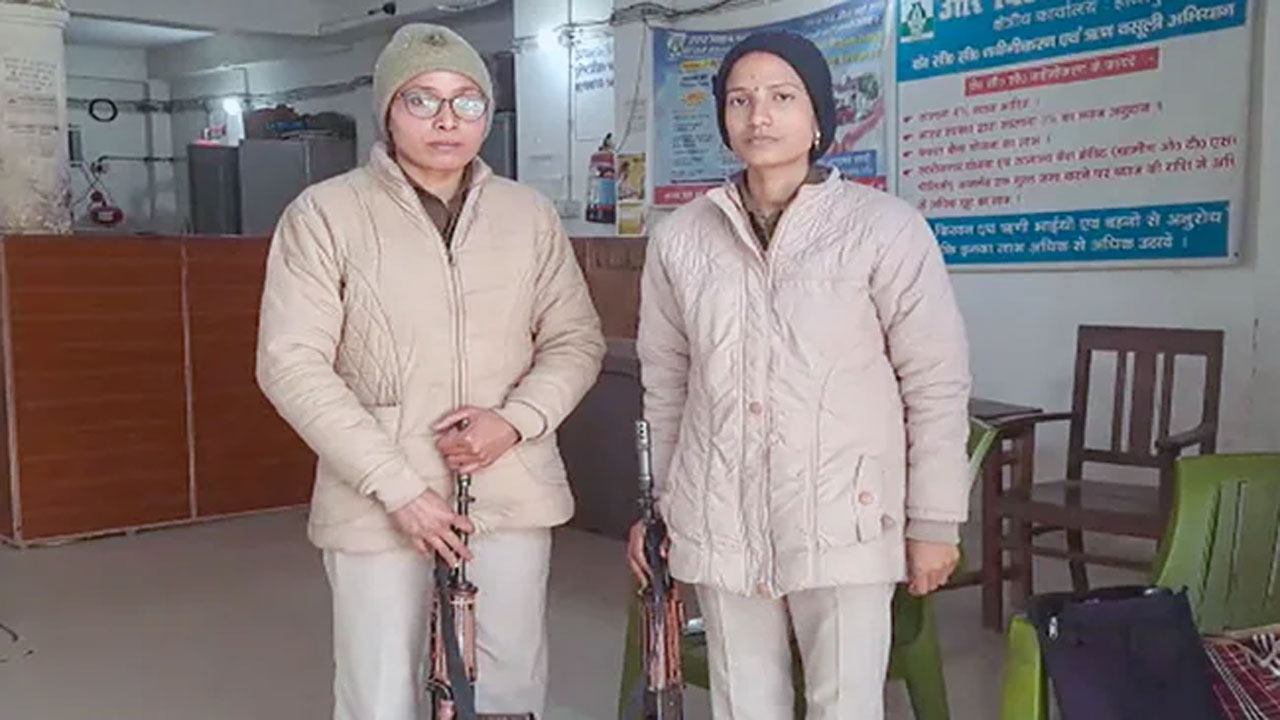 బ్యాంక్ లూటీకి వ‌చ్చిన దొంగ‌ల్ని త‌రిమికొట్టిన‌ మ‌హిళా కానిస్టేబుళ్లు.. వీడియో