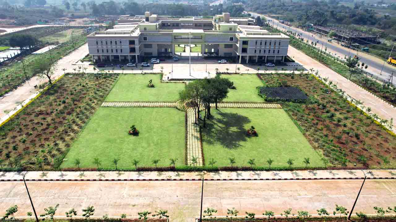 పాలనాసౌధం అత్యద్భుతం..