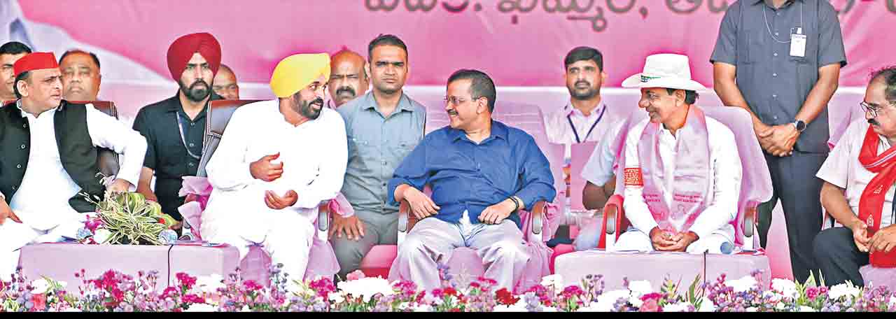 ఒకే వేదికపై రాజకీయ ఉద్దండులు