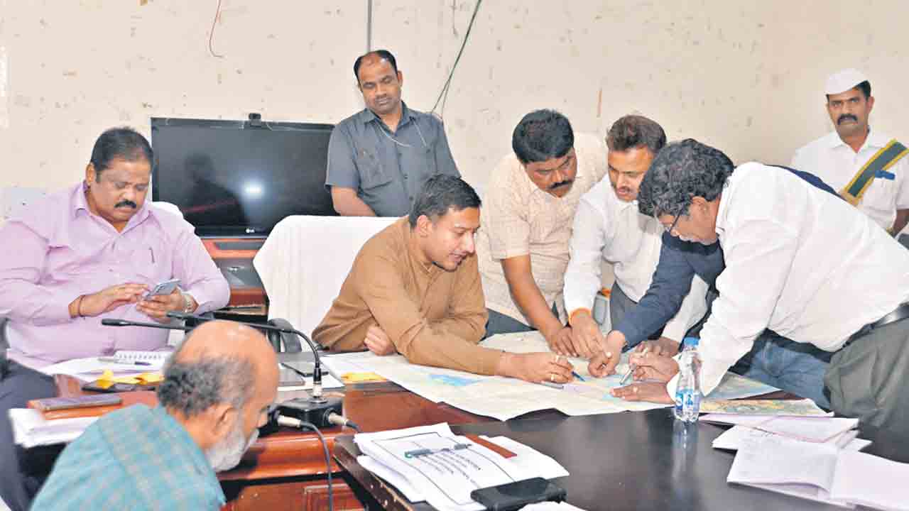 స్థలాల క్రమబద్ధీకరణకు డబ్బులు చెల్లించాలి