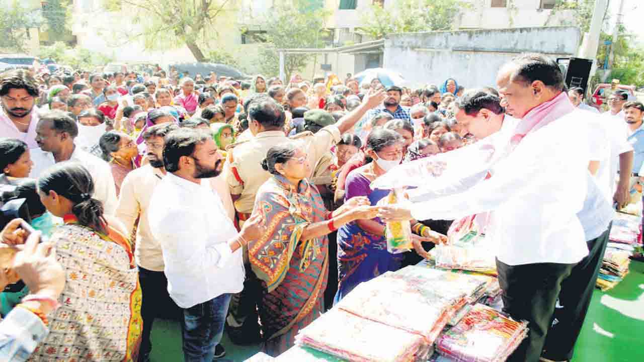 మహిళలకు కోలేటి గిఫ్ట్‌