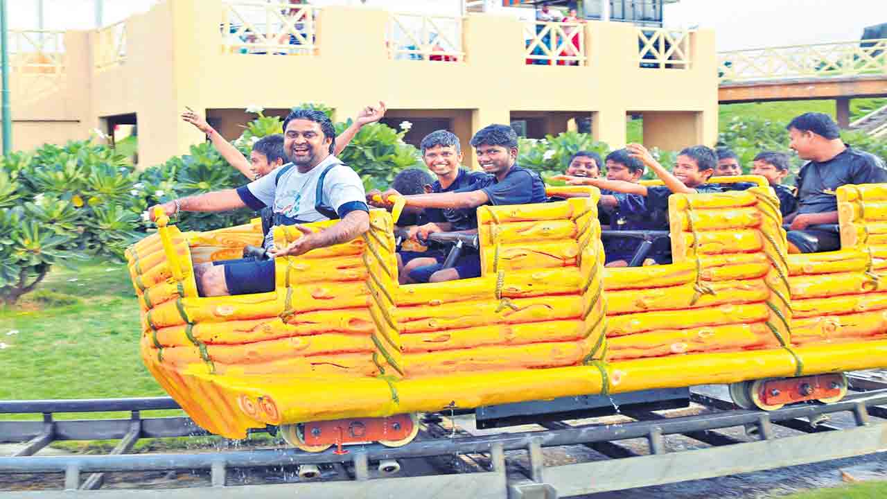 సంతోషం పంచుతున్నారు